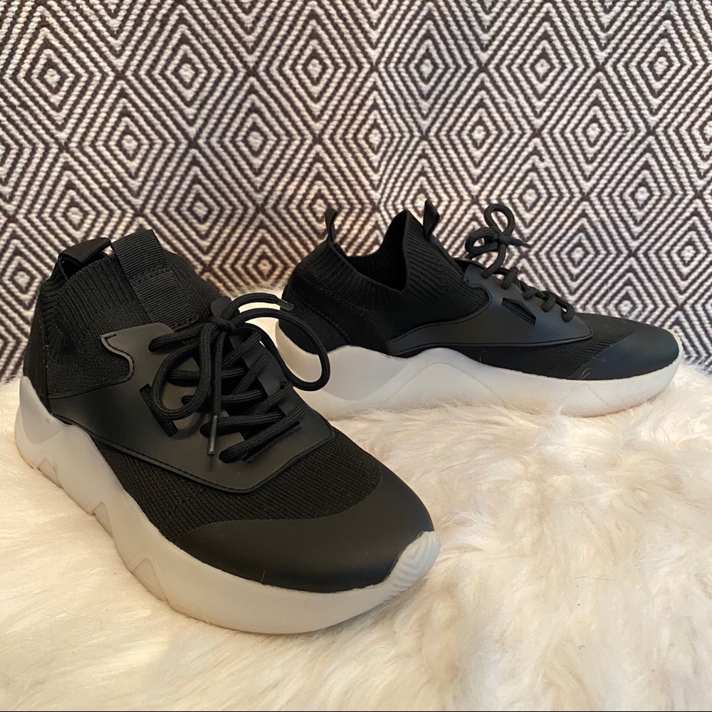 Women’s Sneakers / Steve Madden / Size 6